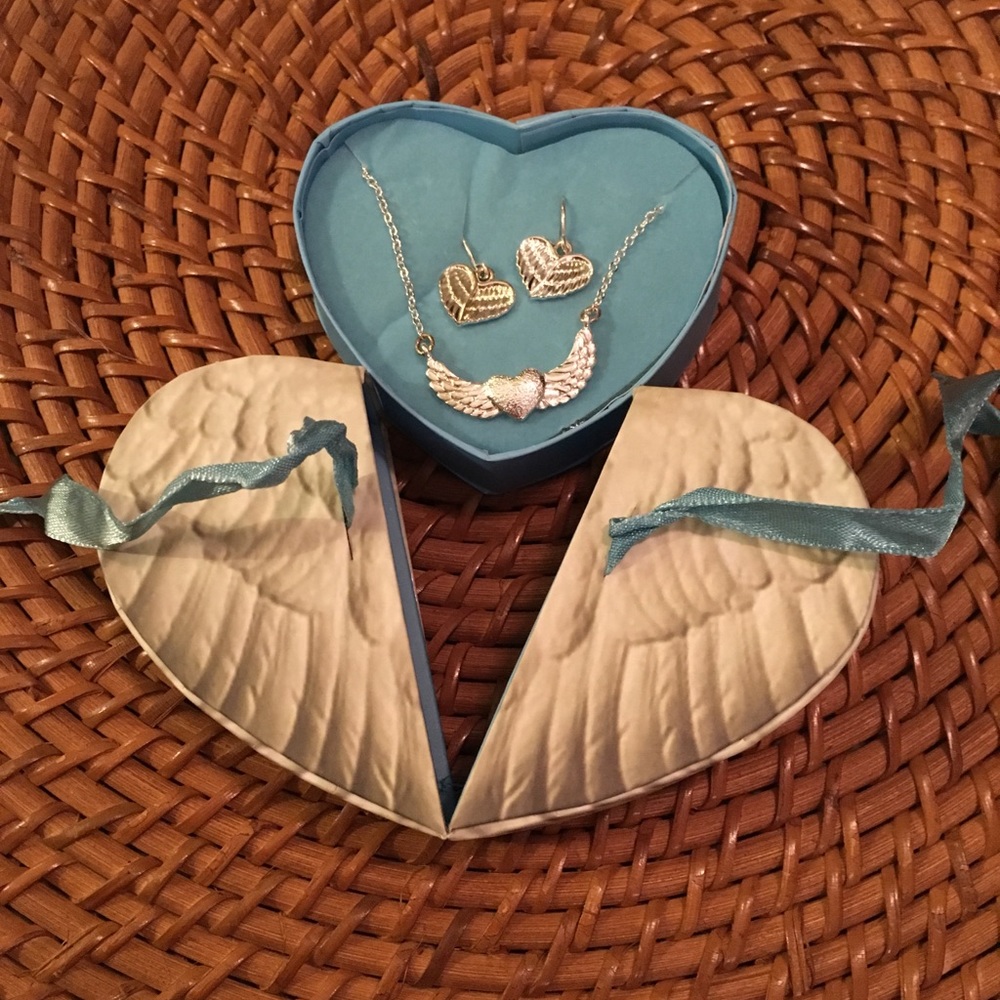 $11 SALE❤️NIB Avon Hearts a flutter Gift Heart box